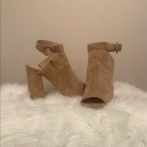 Chunky Heel faux Suede Sandals / Nude / US 10